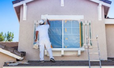 hombre-pintando-fachada-de-casa